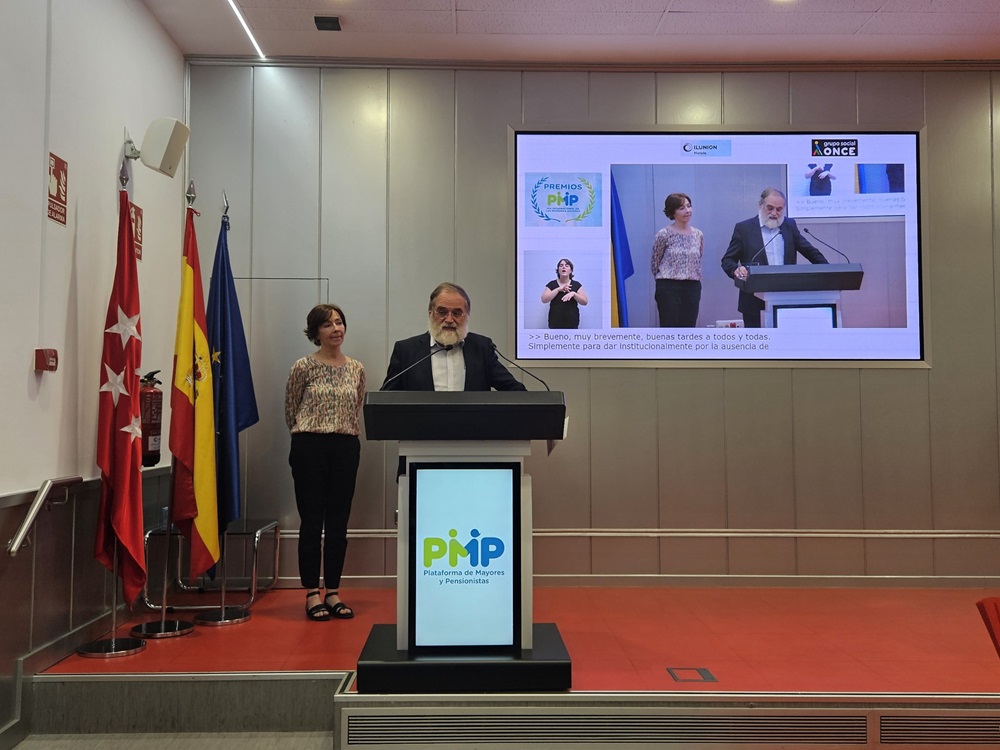 Francisco de Asis Juve, adjunto a Dirección General del Imserso y Maite Pozo, responsable de la Red de Ciudades Amigables recogiendo el premio al Imserso.
