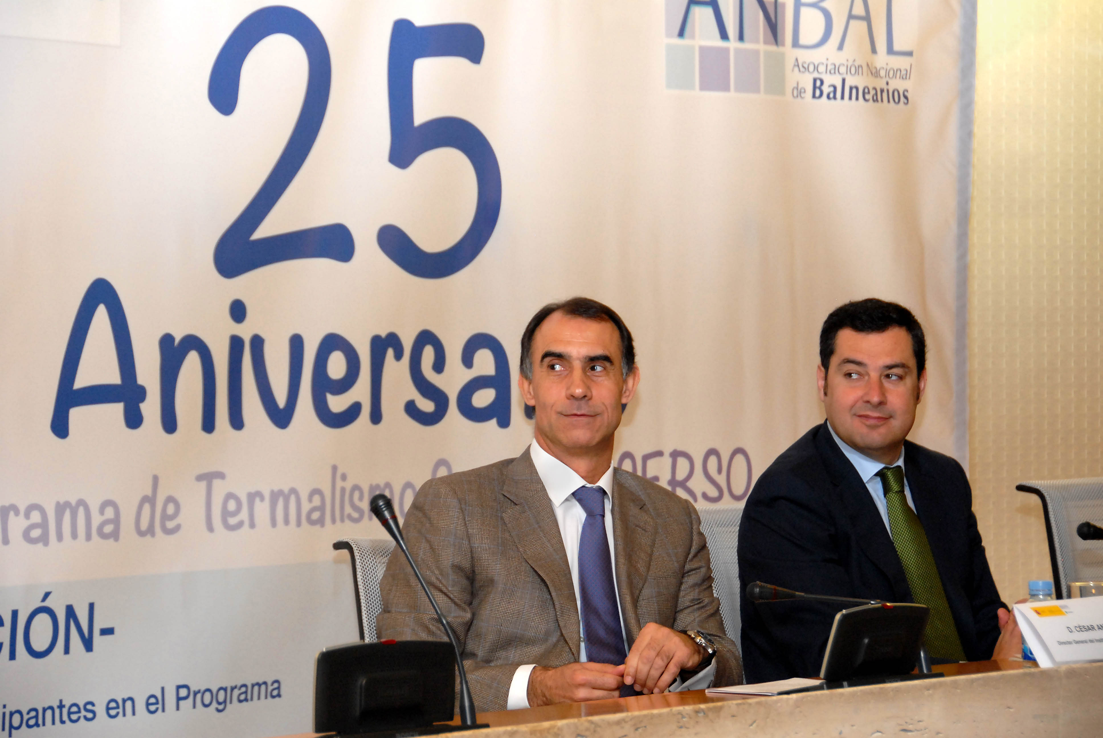 César Antón y Juan Manuel Moreno en un momento del acto.