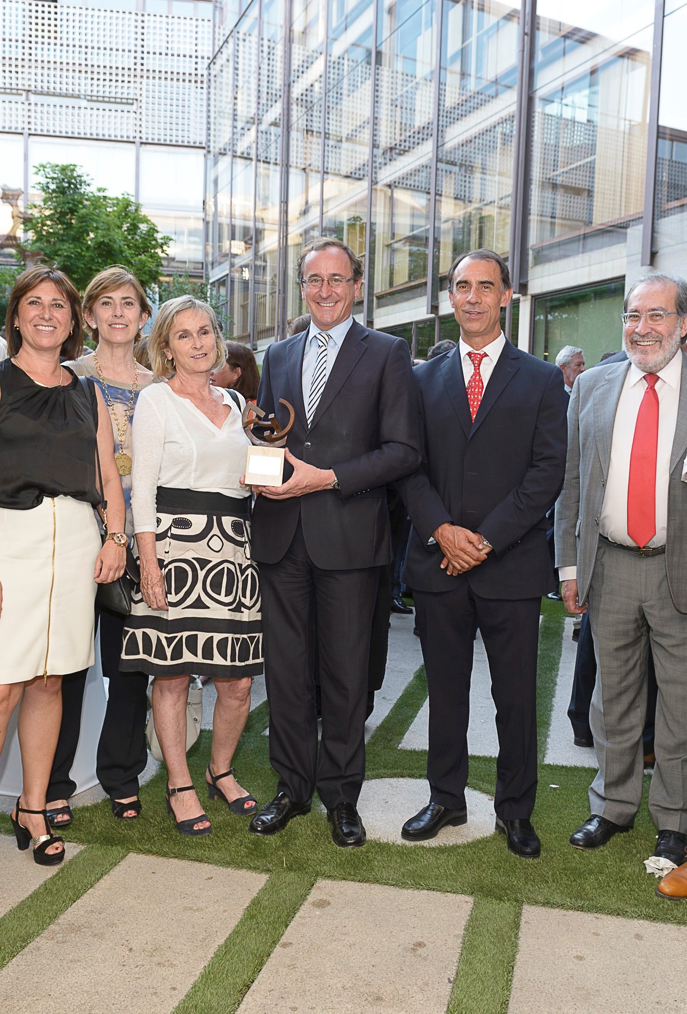 En el centro, D. Alfonso Alonso, Ministro de Sanidad, Servicios Sociales e Igualdad, a su derecha D. César Antón, Director General del Imserso, acompañados de las Subdirectoras Generales del Imserso. Acceso a la galería