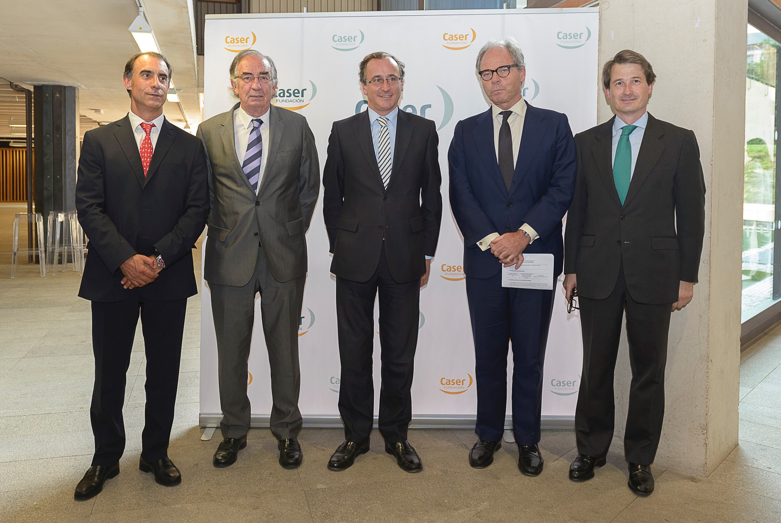 De izquierda a derecha, D. César Antón, director general del Imserso, D. Amado Franco, presidente de Caser, D. Alfonso Alonso, ministro de Sanidad, Servicios Sociales e Igualdad, D. Ignacio Eyríes, vicepresidente de la Fundación Caser y D. Juan Sitges, director de la Fundación Caser para la Dependencia.