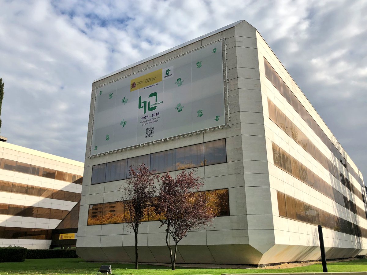 El edificio del Imserso con el cartel conmemorativo del 40º Aniversario